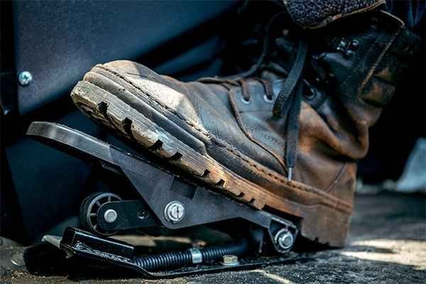 how does the parking brake work 2.jpg